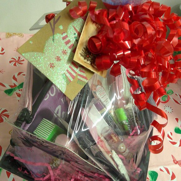 Merry & Matte-18-Piece Christmas Makeup Gift Basket for Her, Holiday Gift Basket - Picture 9 of 9